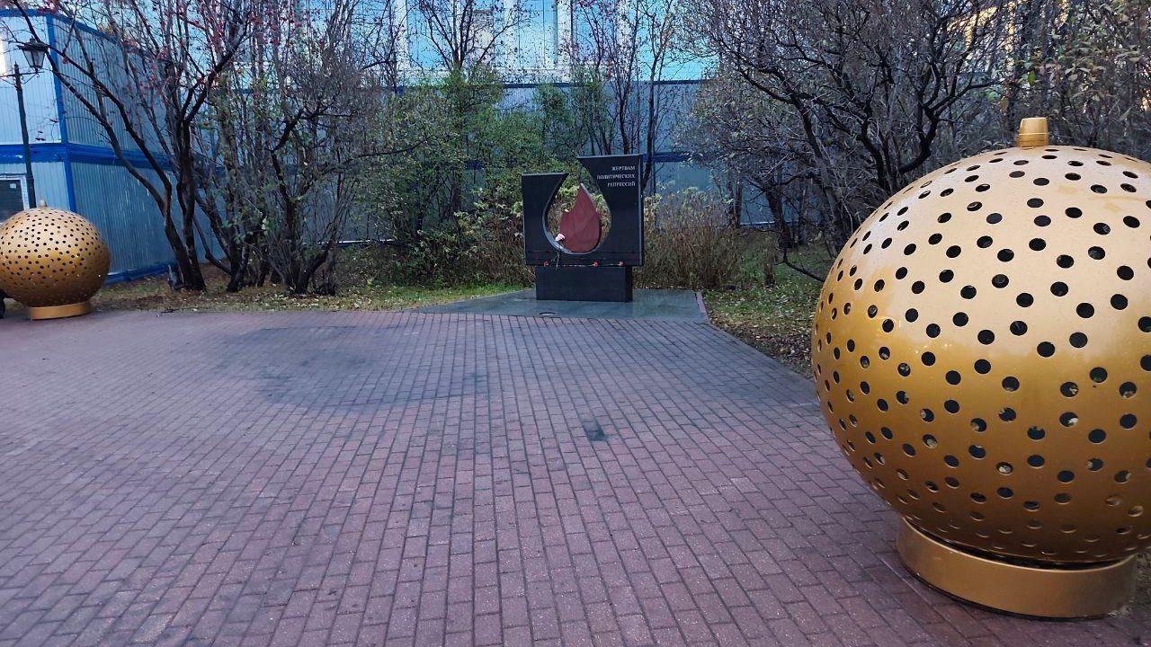 В Мурманске навели порядок на территории памятника жертвам политических репрессий